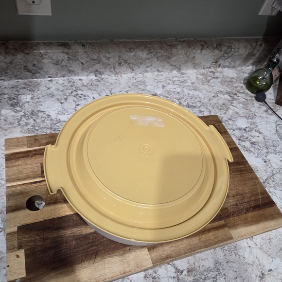 Tupperware Cake Carrier with Yellow Base Cottagecore - Picture 4 of 6